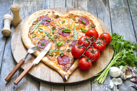 27492216-en-forme-de-coeur-de-pizza-au-fromage-et-a-la-tomate-sur-les-cartes-anciennes.jpg